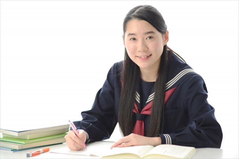 211014_中S_勉強する女子中学生