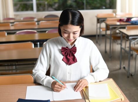 授業中に勉強をする女子学生