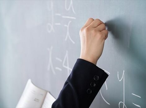 211121_教室で黒板に文字を書く日本人女性教師S