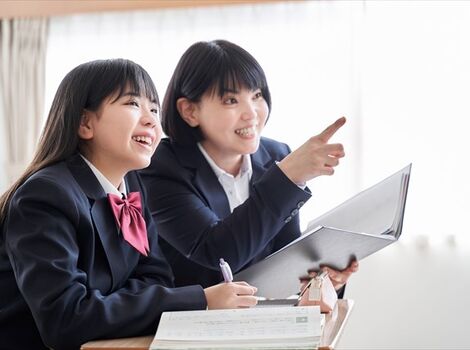 教室で先生に教えてもらう女子中学生S