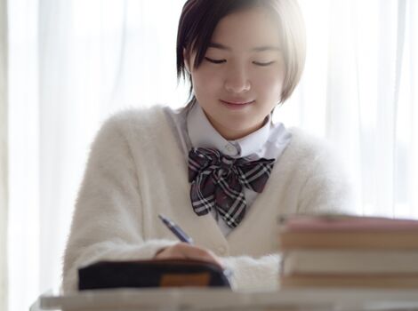 勉強をする女子高校生のイメージS